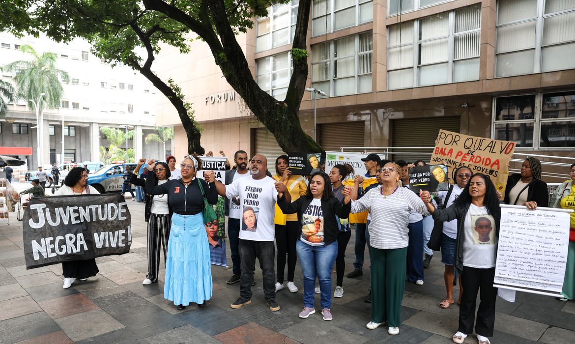 Rio de Janeiro (RJ), 11/07/2024 – Familiares e amigos de João Pedro, de 14 anos, morto durante uma operação policial no Complexo do Salgueiro, em São Gonçalo, em 2020, realizam manifestação em frente ao Tribunal de Justiça do Rio de Janeiro. Foto: Tomaz Silva/Agência Brasil