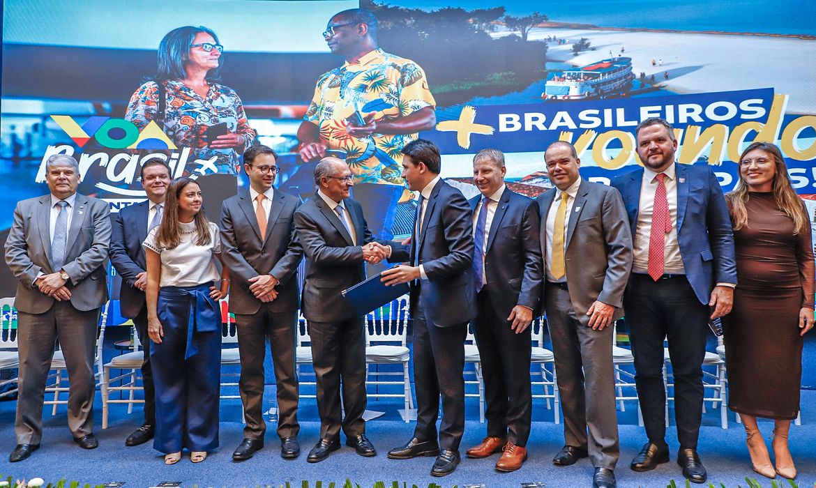 Brasília (DF), 24.07.2024 - Vice-presidente da República Geraldo Alckimin e o ministro de Portos e Aeroportos Silvio Costa Filho participam da cerimônia de lançamento do Programa Voa Brasil. Foto: Eduardo Oliveira/MPOR