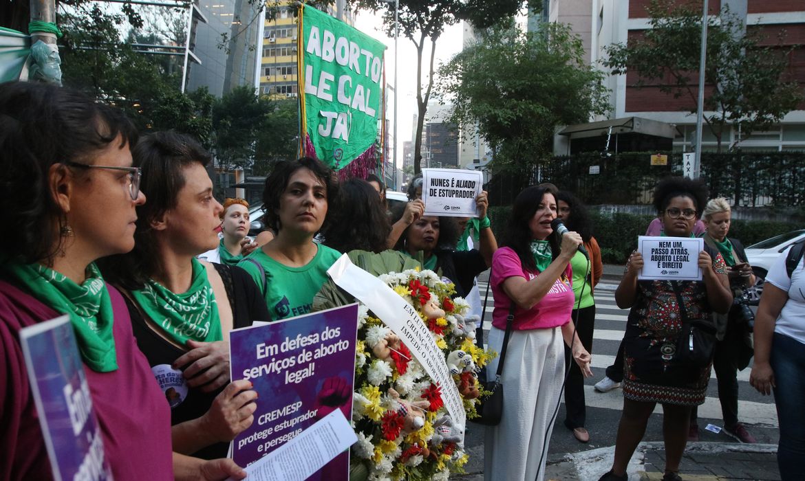 São Paulo (SP), 16/05/2024 - Ato em defesa dos serviços de aborto legal em frente ao Conselho Regional de Medicina do Estado de São Paulo - Cremesp. Foto: Rovena Rosa/Agência Brasil