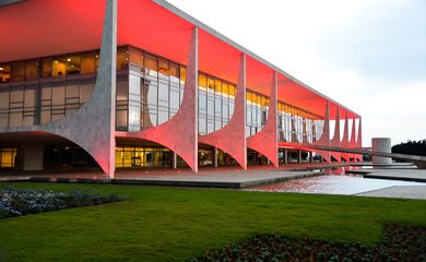 Brasília - Palácio do Planalto é um dos monumentos de Brasília iluminados de rosa para a campanha Outubro Rosa, de conscientização sobre importância da detecção precoce do câncer de mama (Valter Campanato/Agência Brasil)