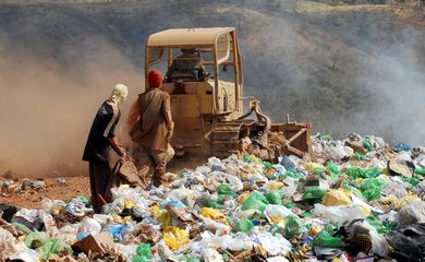 Mais da metade das cidades brasileiras ainda destina lixo inadequadamente, para lixões ou aterros controlados