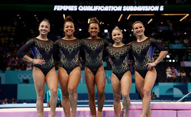 Paris 2024 Olympics - Artistic Gymnastics - Women's Qualification - Subdivision 5 - Bercy Arena, Paris, France - July 28, 2024. Julia Soares, Lorrane Oliveira, Rebeca Andrade, Flavia Saraiva and Jade Barbosa of Brazil celebrate after qualifying REUTERS/Hannah Mckay