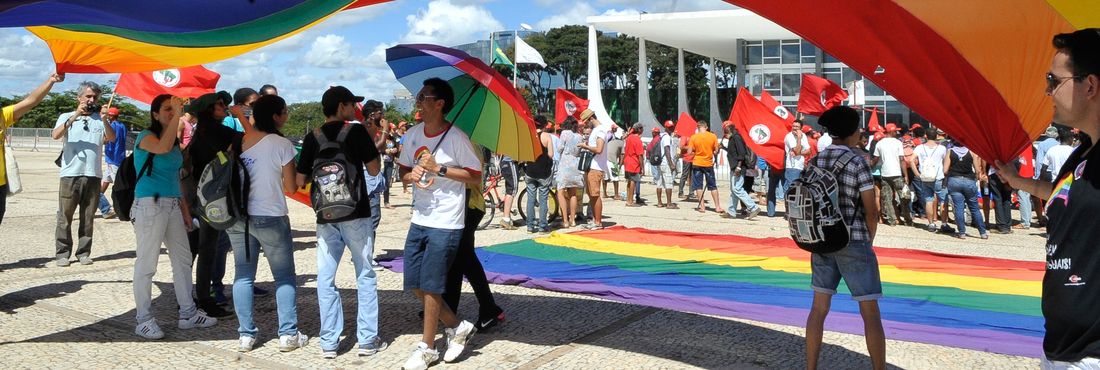 Os manifestantes também foram até a frente do Supremo Tribunal Federal (STF), que em 2011 reconheceu a união estável entre casais homoafetivos.