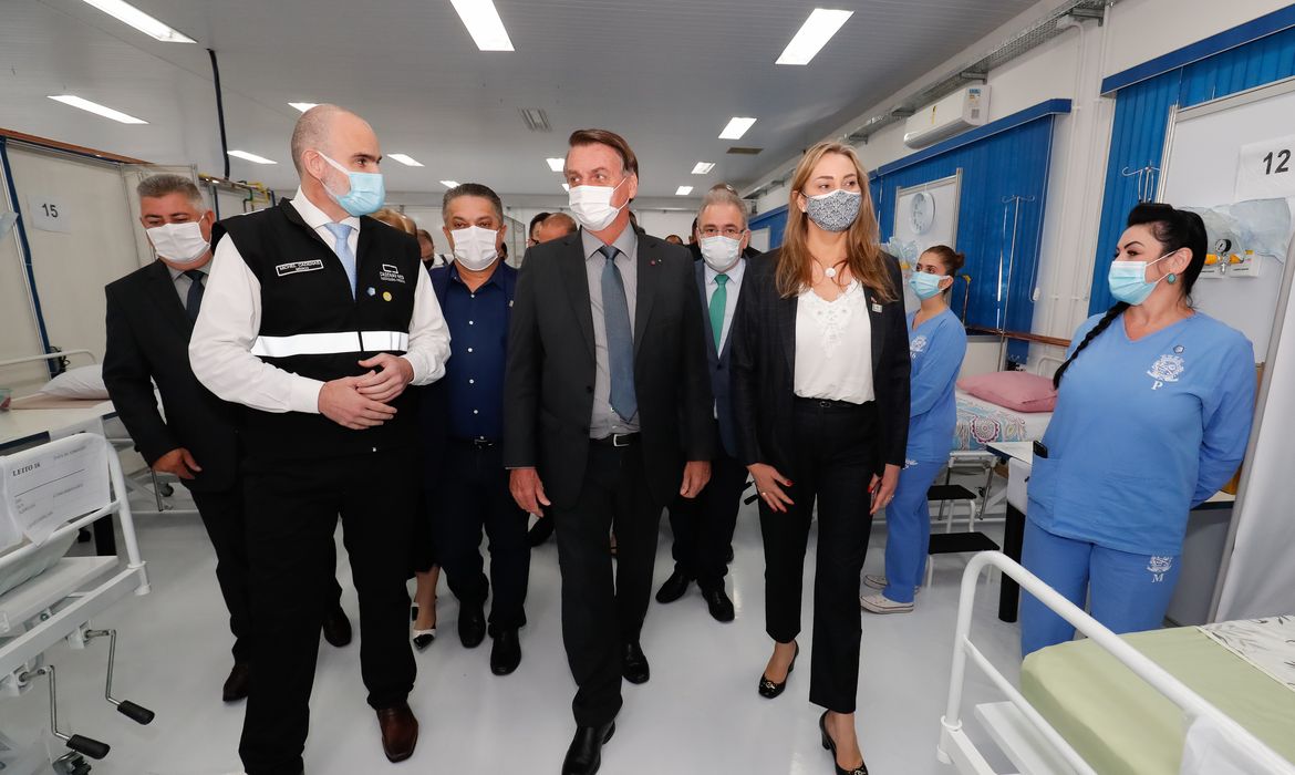 O Presidente Jair Bolsonaro visitou, na manhã desta quarta-feira (7), as instalações do Centro Avançado de Atendimento Covid-19, em Chapecó (SC).📷: Alan Santos/PR