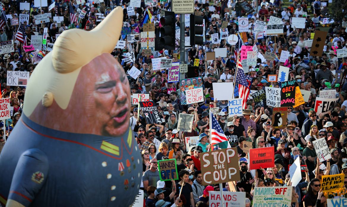 Demonstrators take part in a 'Hands Off!' protest against U.S. President Donald Trump and his adviser Elon Musk, in Los Angeles, California, U.S., April 5, 2025. Reuters/Daniel Cole/Proibida reprodução
