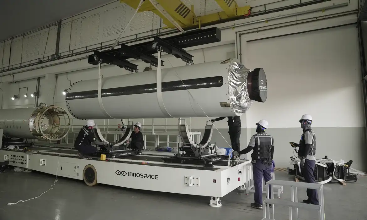 Alcântara (MA) - 16/12/2025 FAB realiza últimos preparativos para lançamento do 1º foguete comercial em território brasileiro. O Foguete HANBIT-Nano, da start-up espacial Innospace, já está posicionado na plataforma do Centro de Lançamento de Alcântara (CLA). Foto: INNOSPACE/ Divulgação