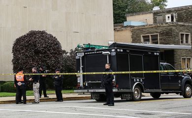 Policiais isolam sinagoga onde ocorreu tiroteio na Pensilvânia, nos Estados Unidos
