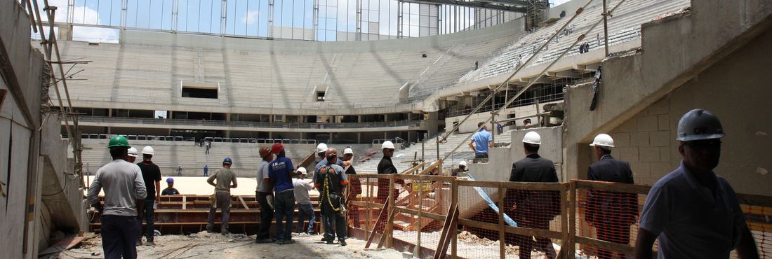 Andamento das obras no estádio Arena da Baixada, em Curitiba, preocupam o secretário-geral da Fifa, Jérôme Valcke