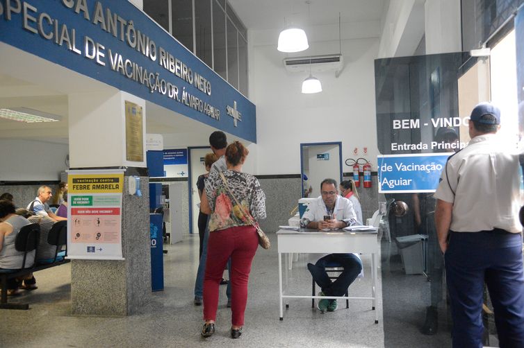 Rio de Janeiro - Cariocas vão aos postos de saúde para a vacinação contra a febre amarela no Rio (Tânia Rêgo/Agência Brasil)