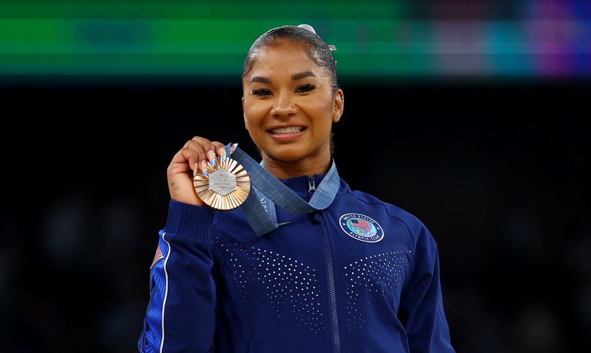 Paris 2024 Olympics - Artistic Gymnastics - Women's Floor Exercise Victory Ceremony - Bercy Arena, Paris, France - August 05, 2024. Bronze medallist Jordan Chiles of United States celebrates on the podium with her medal. REUTERS/Hannah Mckay