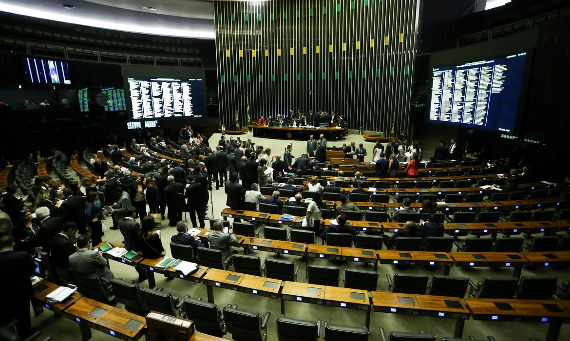 Brasília - Plenário da Câmara dos Deputados durante sessão para analisar destaques ao projeto de renegociação da dívida dos estados (Marcelo Camargo/Agência Brasil)
