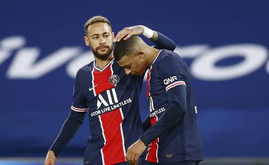 Neymar e Kylian Mbappé comemoram gol marcado pelo PSG contra o Montpellier pelo Campeonato Francês
