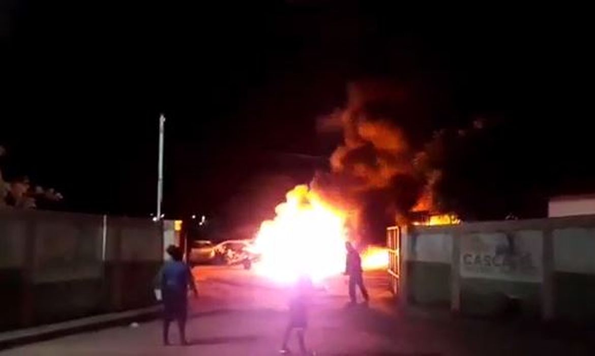 Reprodução de vídeo que mostra incêndio em carros em Cascavel, no Ceará