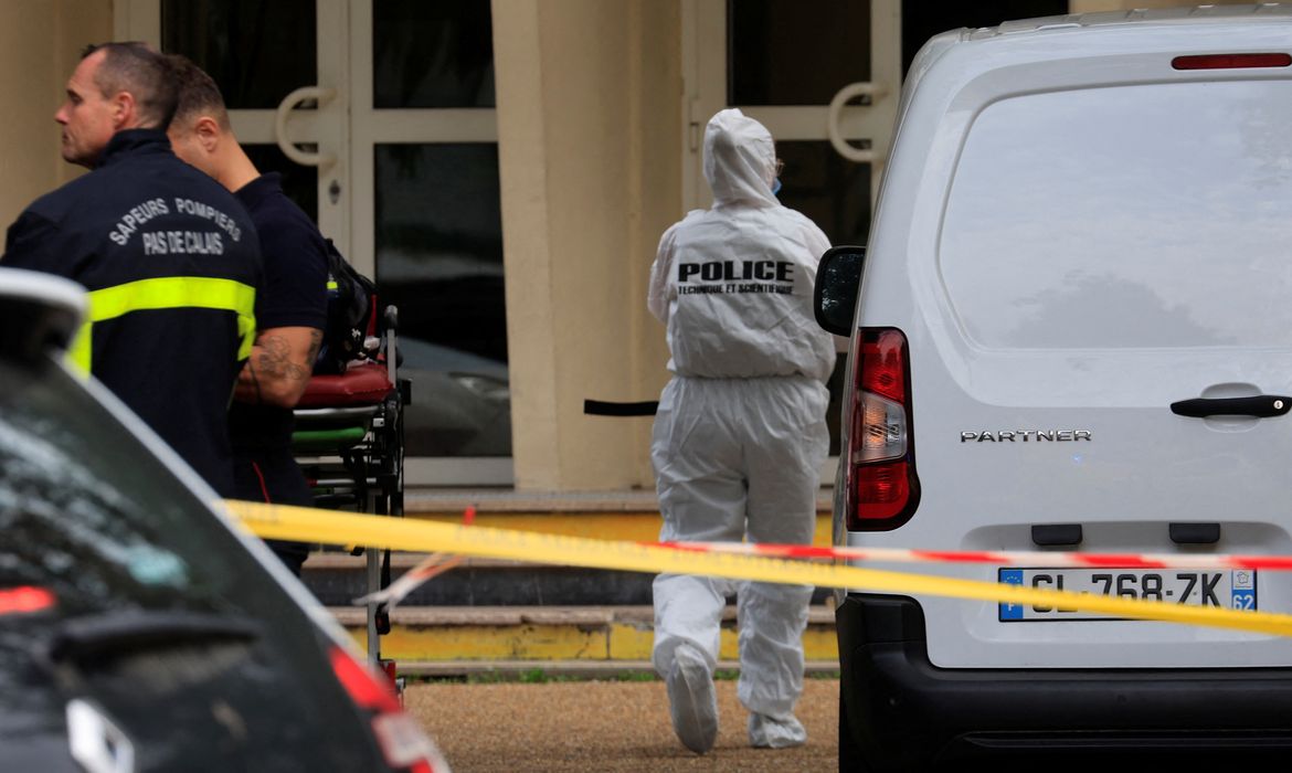 Polícia e bombeiros isolam área em que professor foi morto na cidade de Arras, no norte da França 13/10/2023 REUTERS/Pascal Rossignol