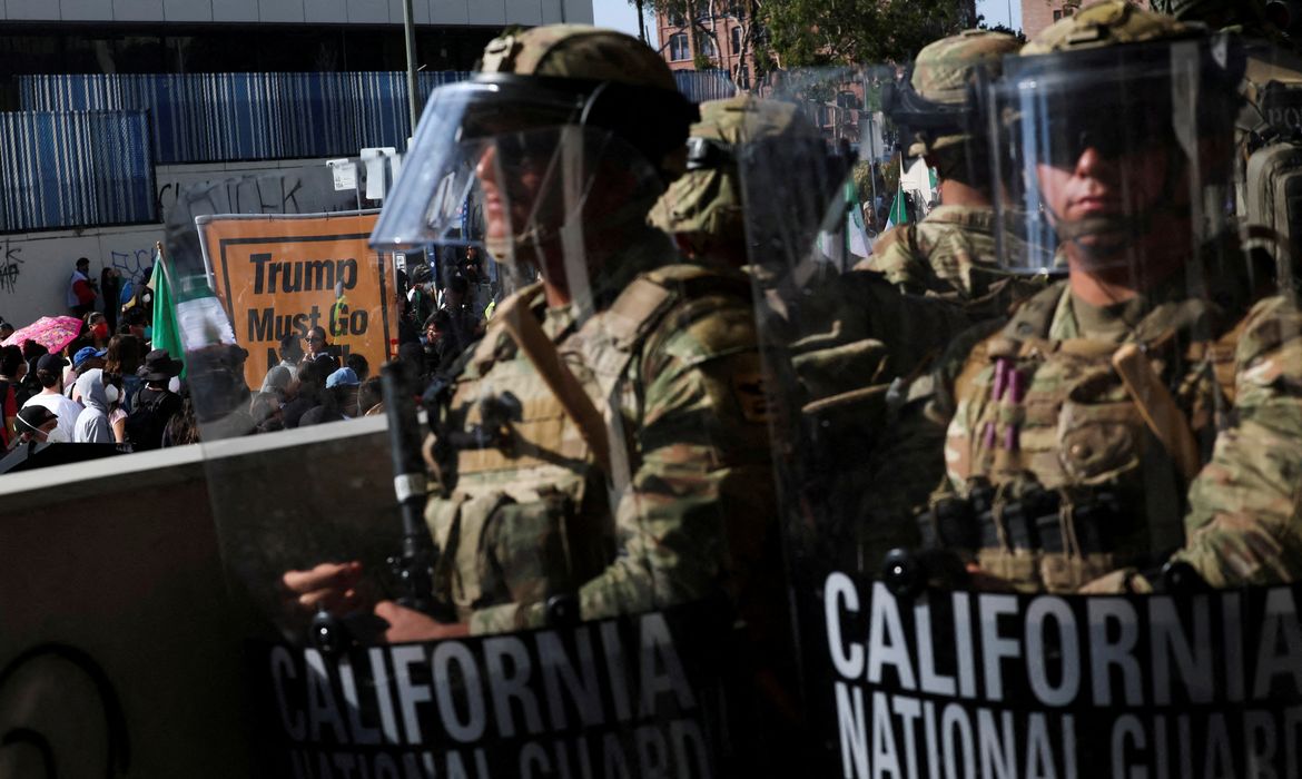 Membros da Guarda Nacional em fila enquanto manifestantes se reúnem nas proximidades em Los Angeles, Califórnia, EUA
09/06/2025
REUTERS/Leah Millis