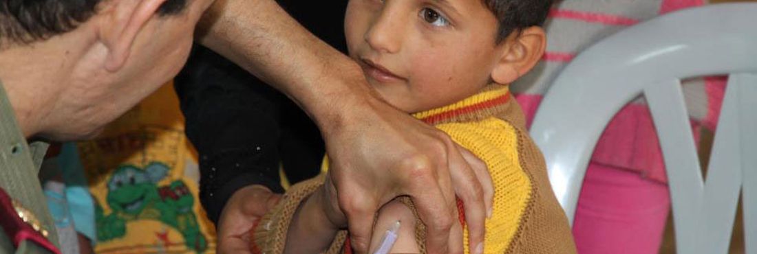Criança Síria toma vacina no campo de refugiados de Zaatari, na Jordânia.