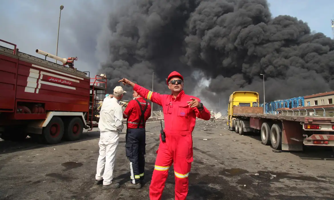 Smoke from the explosion is seen at the Shahid Rajaee port in Bandar Abbas, Iran, April 26, 2025. Reuters/Mohammad Rasoul Moradi/WANA/Proibida reprodução