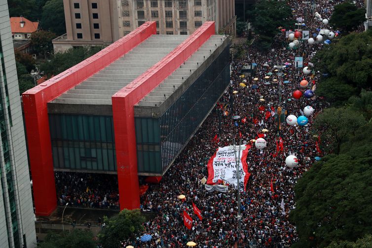 Professores, universitários e estudantes protestam contra cortes nos gastos federais com ensino superior, em São Paulo.