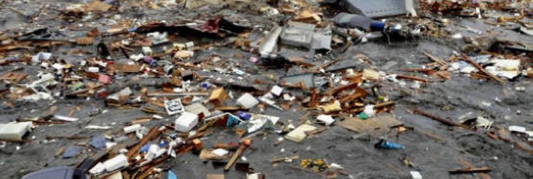 Tsunami Japão A TV pública NHK mostrou imagens de barcos e carros sendo arrastados pelo tsunami no Japão