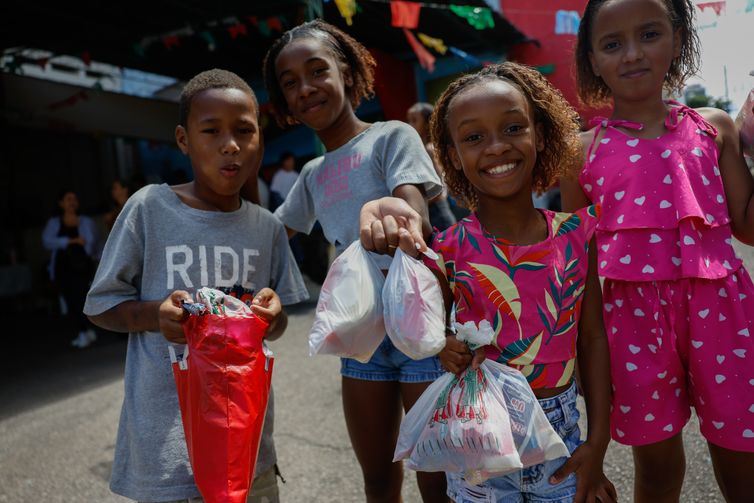 Fernando Frazão/Agência Brasil Rio de Janeiro (RJ), 27/09/2025 – Dia de Cosme e Damião, santos católicos também adorados nas religiões de matriz africana, é celebrado com tradicional distribuição de doces para crianças nas ruas do bairro do Andaraí, Zona Norte da cidade. Foto: Fernando Frazão/Agência Brasil