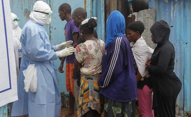 Ebola (Ahmed Jallanzo/EPA/Agência Lusa/ Direitos Reservados)