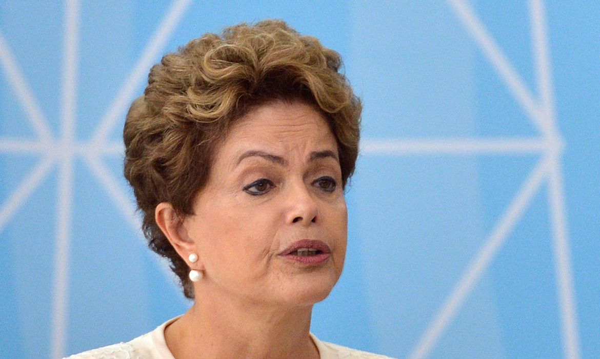 Brasília - A presidenta Dilma Rousseff participa da cerimônia de anúncio dos critérios de outorgas de radiodifusão AM para FM, no Palácio do Planalto (José Cruz/Agência Brasil)