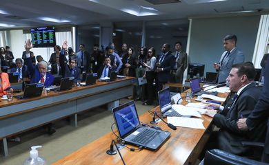 Brasília (DF) 23/08/2023 Senadores durante votação na Comissão de Assuntos Econômicos (CAE) do  projeto de lei (PL 2.384/2023) que muda o procedimento do Conselho Administrativo de Recursos Fiscais (Carf).  Foto Lula Marques/ Agência Brasil