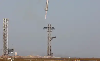 The Super Heavy booster returns to its launch pad after the SpaceX Starship continued to space after it was launched on its eighth test at the company's Boca Chica launch pad in Brownsville, Texas, U.S., March 6, 2025. Reuters/Joe Skipper/Proibida reprodução