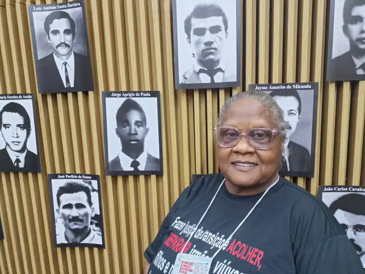 Brasília (DF), 06/12/2025 - Maria de Fátima Marinelli, de 68 anos.
Cerimônia de entrega certidões de óbito retificadas a familiares de mortos e desaparecidos na ditadura, durante o II Encontro Nacional de Familiares de Pessoas Mortas e Desaparecidas Políticas (II ENAFAM). 
Foto: Luiz Cláudio/Agência Brasil