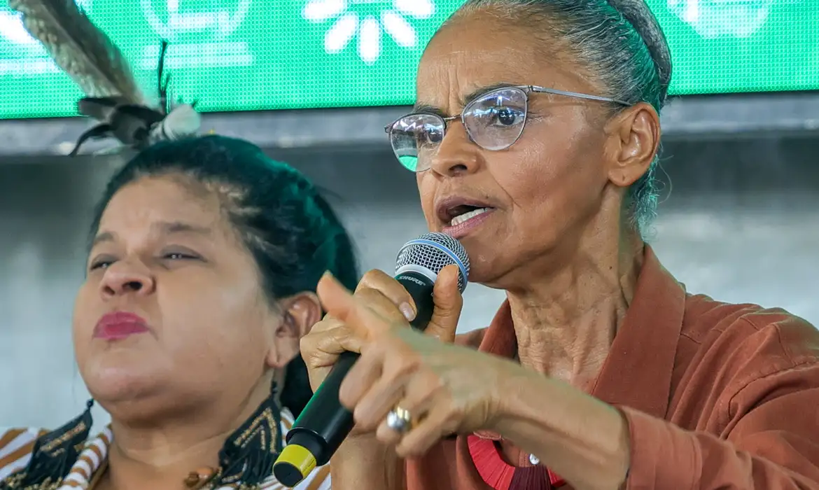 Brasília (DF) 11/04/2025 As ministras do Meio Ambiente, Marina Silva e dos Povos Indígenas, Sônia Guajajara, receberam das crianças indígenas que participam do Acampamento Terra Livre (ATL), uma carta com suas próprias demandas sobre proteção ao meio ambiente, mudanças climáticas, a COP30 e os direitos dos povos indígenas.  Foto: Fabio Rodrigues-Pozzebom/ Agência Brasil