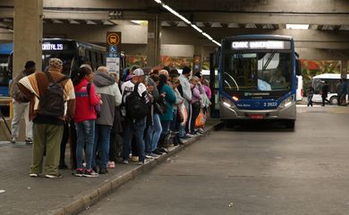  Passageiros formam fila no Terminal Santana, durante a  paralisação dos motoristas e cobradores de ônibus na capital paulista