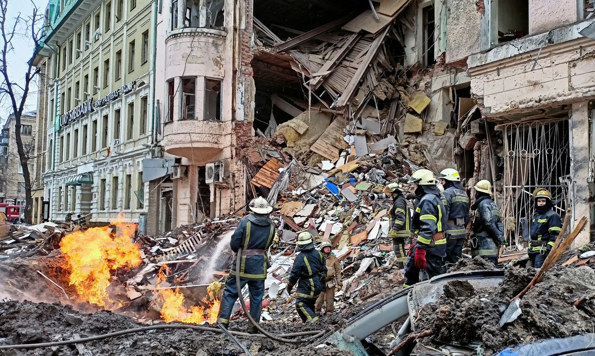 Equipes de resgate trabalham em prédio atingido por ataque aéreo em Kharkiv, na Ucrânia