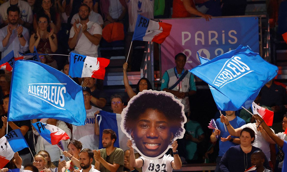 Torcedores apoiam judoca francesa Marie Eve Gahie durante combate na Olimpíada Paris 2024 
31/07/2024 REUTERS/Kim Kyung-Hoon