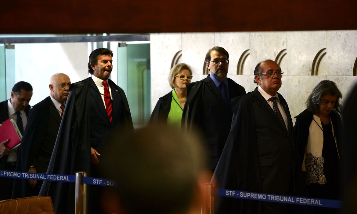 Brasília - O STF retomou a sessão de julgamento sobre a validade das normas que regulamentam o processo de impeachment contra a presidenta Dilma Rousseff (José Cruz/Agência Brasil)