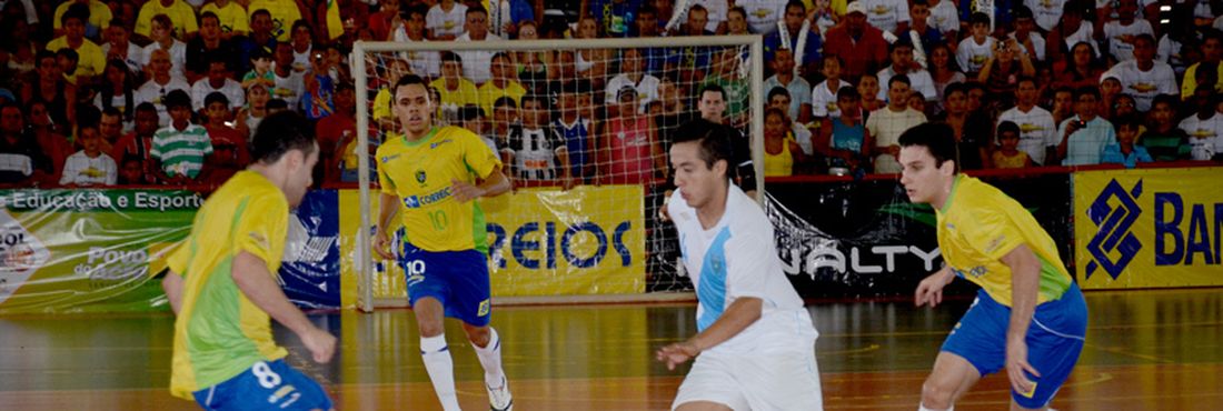 Brasil vence desafio internacional de futsal contra Guatemala, em junho de 2012.
