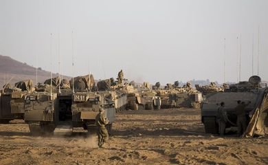 Exército israelense faz exercício militar nas Colinas de Golan, na fronteira de Israel com a Síria. Do lado sírio, um grupo vinculado ao Estado Islâmico, denominado Exército de Jaled bin Wali, domina o território