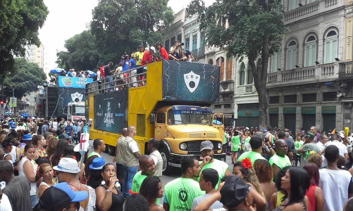 Rio de Janeiro - Cordão da Bola Preta com 90 anos de tradição desfila pelas ruas do centro (Vitor Abdala/Agência Brasil)