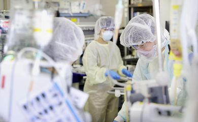 Trabalhadores médicos tratam um paciente com doença de coronavírus (COVID-19) na UTI do Hospital da Universidade Médica de St. Marianna em Kawasaki, Japão, em 23 de abril de 2020