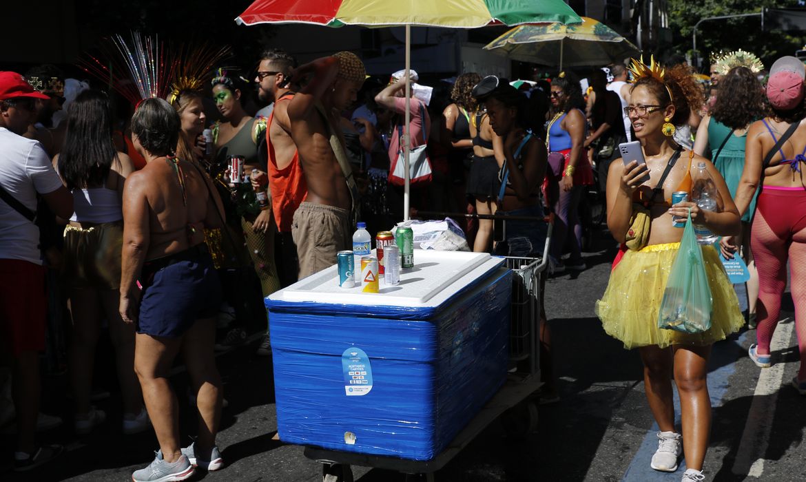 Produtos de carnaval sobem 4,42% no acumulado dos ltimos 12 meses