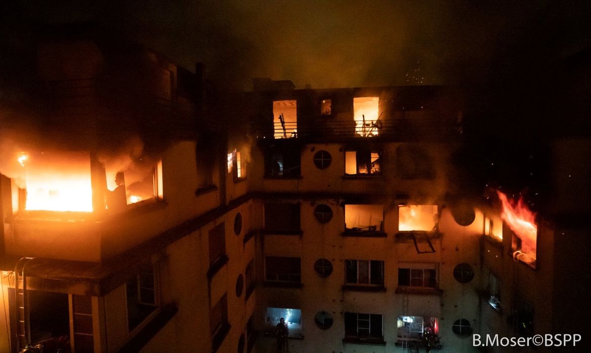 Edifício residencial é engolido pelas chamas em Paris
Um edifício residencial está envolto em chamas em Paris, França 5 de fevereiro de 2019 nesta imagem obtida a partir de mídia social. B. Moser / Brigada dos Sapeurs-Pompiers de Paris (BSPP)