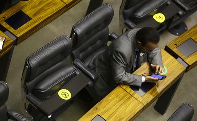 Assentos marcados no plenário durante sessão para eleição dos membros da mesa diretora da Câmara dos Deputados.