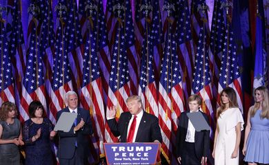 Trump adotou tom conciliador e elogiou Hillary em seu primeiro discurso
