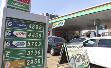  O Procon do Distrito Federal está notificando, os postos de combustíveis  do DF que estejam comercializando o litro da gasolina acima de R$ 4,22.