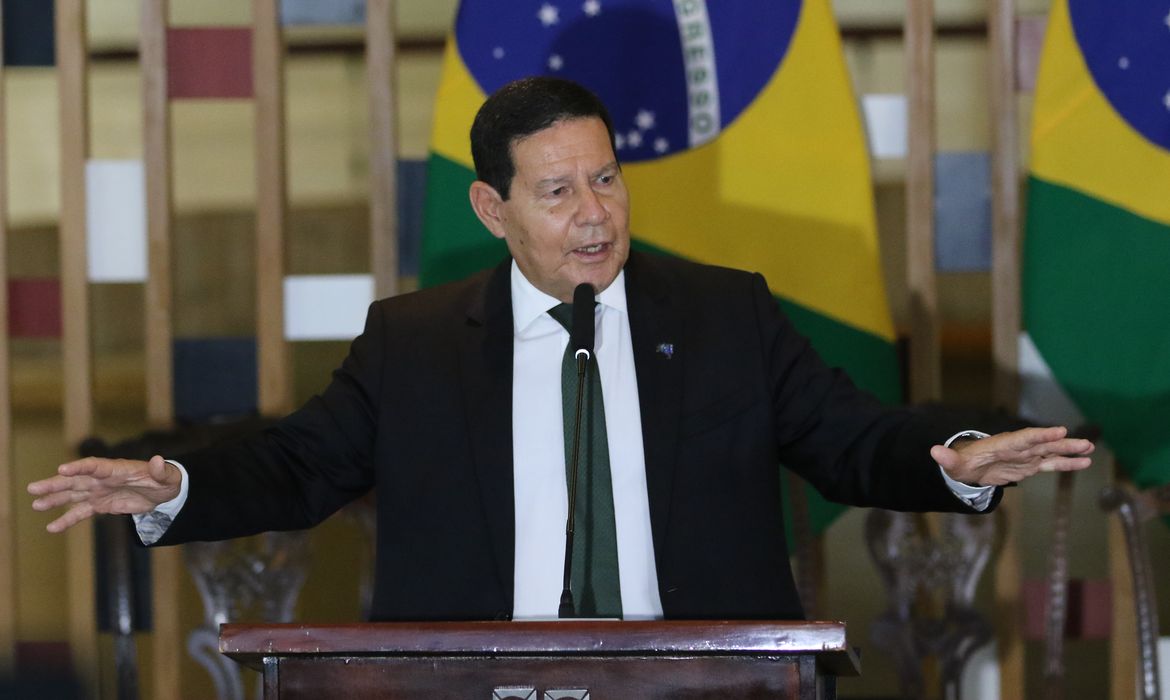 O vice-presidente da República e presidente do Conselho Nacional da Amazônia Legal, Hamilton Mourão, fala à imprensa, após a terceira reunião do colegiado, no Palácio Itamaraty em Brasília