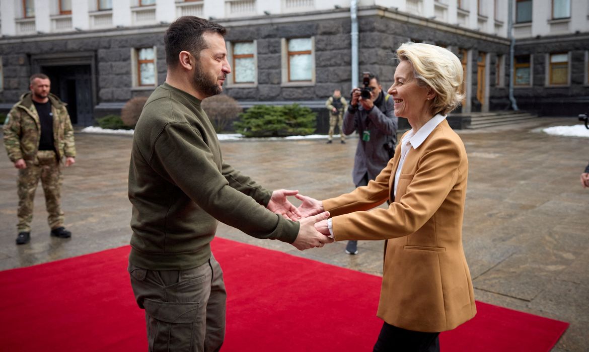 Presidente da Ucrânia, Volodymyr Zelenskiy, cumprimenta presidente da Comissão Europeia, Ursula von der Leyen, em Kiev