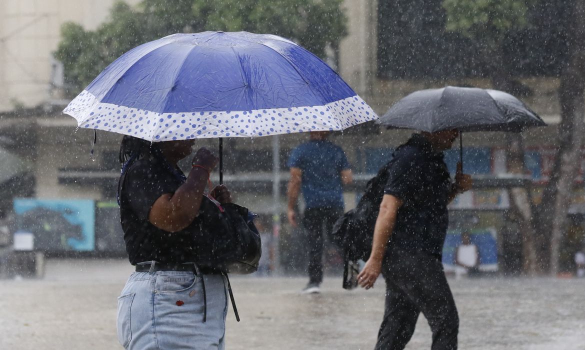Rio de Janeiro (RJ) 22/03/2024 – Temporal atinge o Rio de Janeiro e trabalhadores deixam a região central da cidade, que tem ponto facultativo decretado com previsão de chuvas extremas. Foto: Fernando Frazão/Agência Brasil