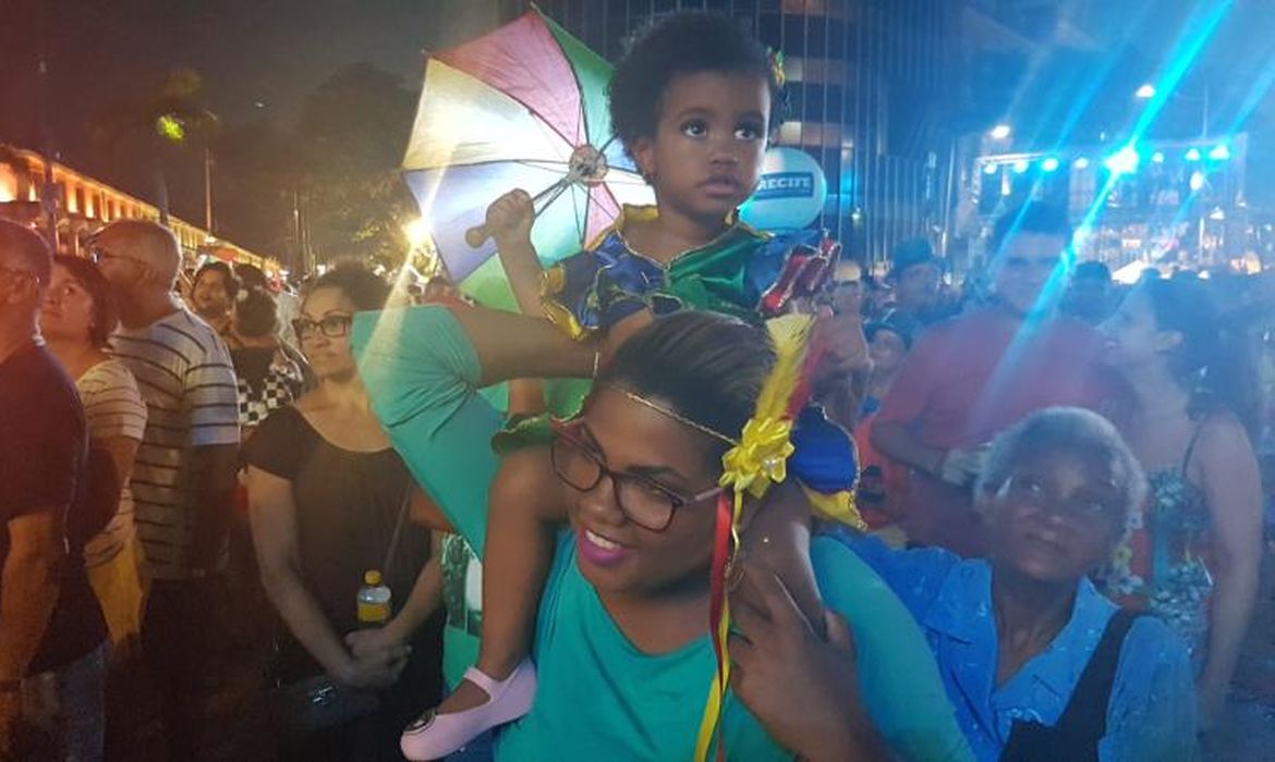 O encerramento do carnaval do Recife atrai a criançada pelas cores e ritmos