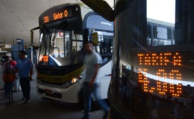 Passagem de ônibus e metrô no DF fica em média 40% mais cara a partir de hoje (Marcello Casal Jr/Agência Brasil)