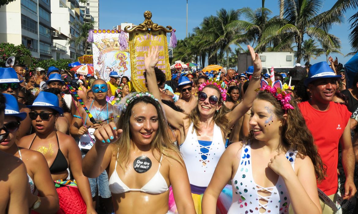 Rio de Janeiro - O tradicional bloco Simpatia É Quase Amor arrastou uma multidão pela praia de Ipanema (Vladimir Platonow/Agência Brasil)