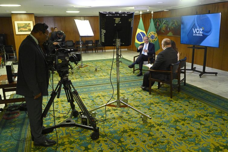 Brasília (DF) - 14/04/2023 - O presidente da República em Exercício Geraldo Alckmin durante gravação do Programa A Voz do Brasil na sala de audiências no Palácio do Planalto em Brasília. 
Foto : Cadu Gomes / VPR